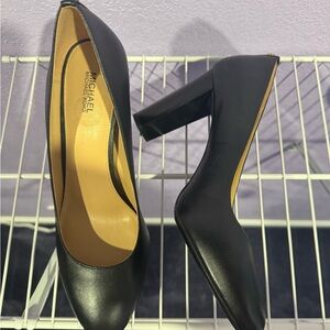 M KORS, blk pumps, 9.5, WORN 2hrs!